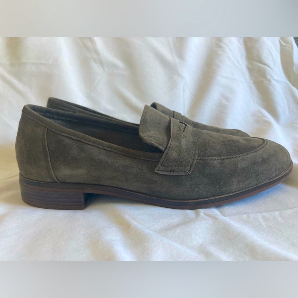 Clarks Trish Rose Style Suede Loafers • Size 8.5M • Olive Green